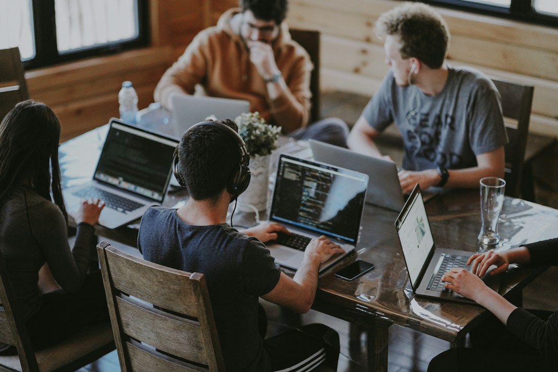 Equipo compartiendo ideas en un entorno laboral