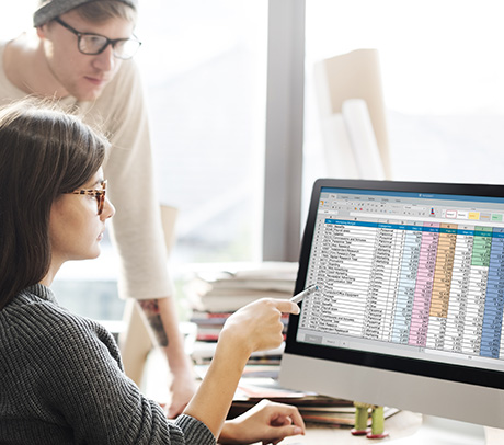 Personas analizando una hoja de cálculo de Excel