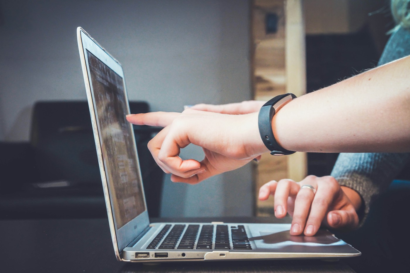 Personas colaborando con herramientas digitales en una mesa de trabajo