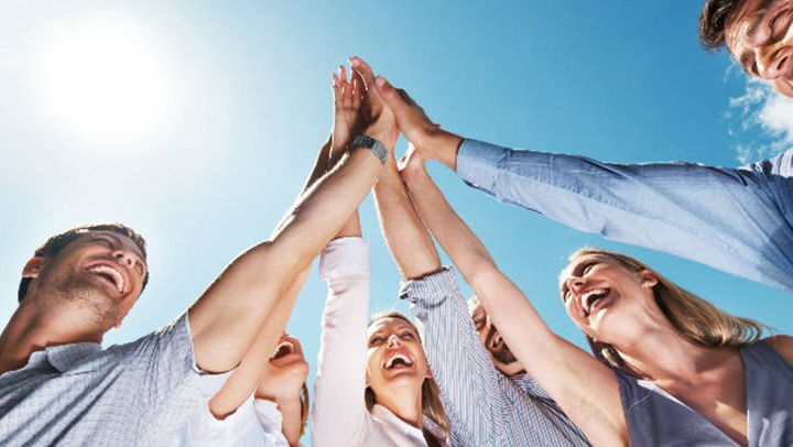Equipo de personas uniendo sus manos